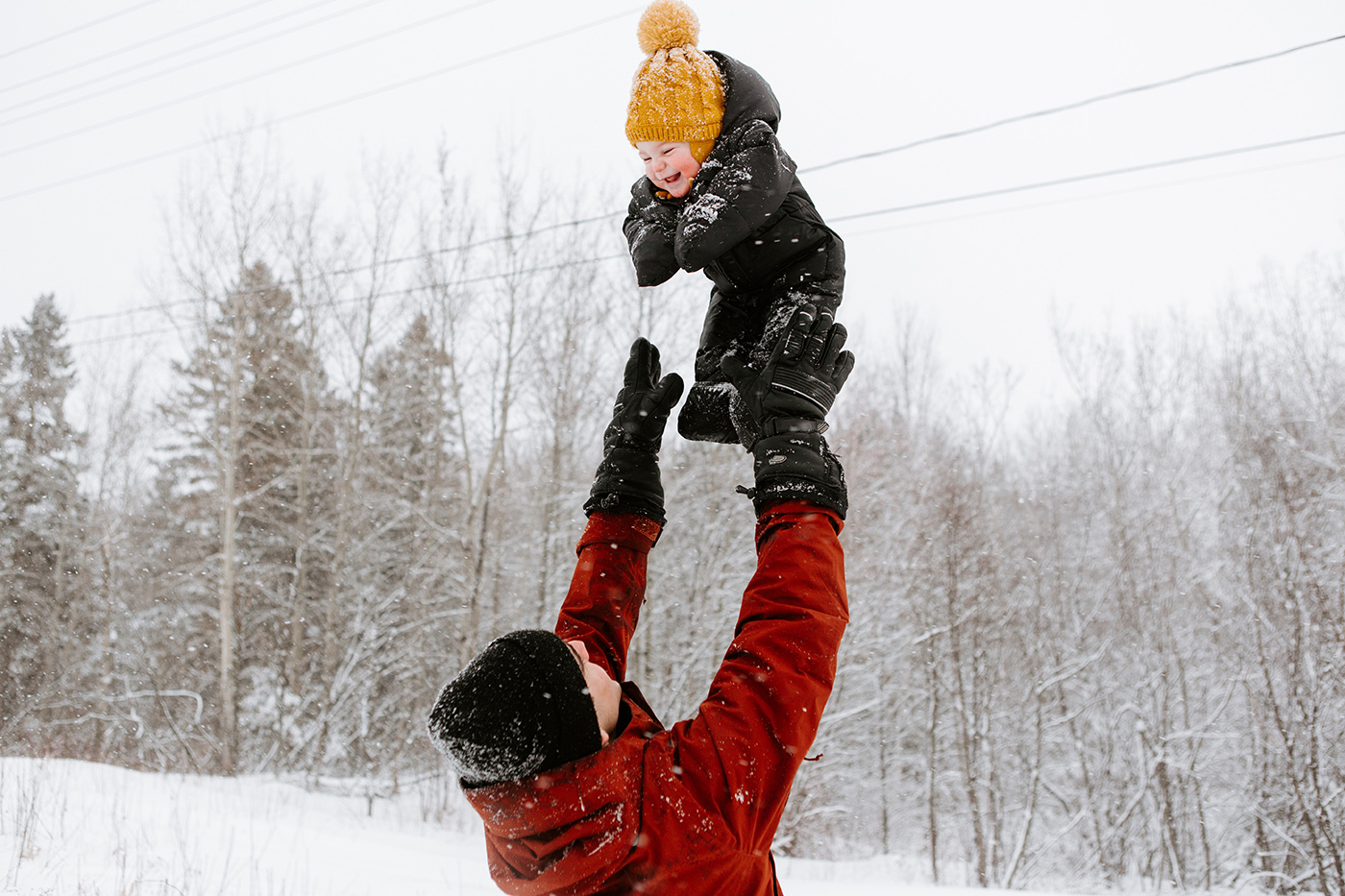 Winter family session. Family photos in the snow. Family session with toddlers. Séance familiale en hiver à Montréal. Photographe de famille à Montréal. Montreal family photographer.