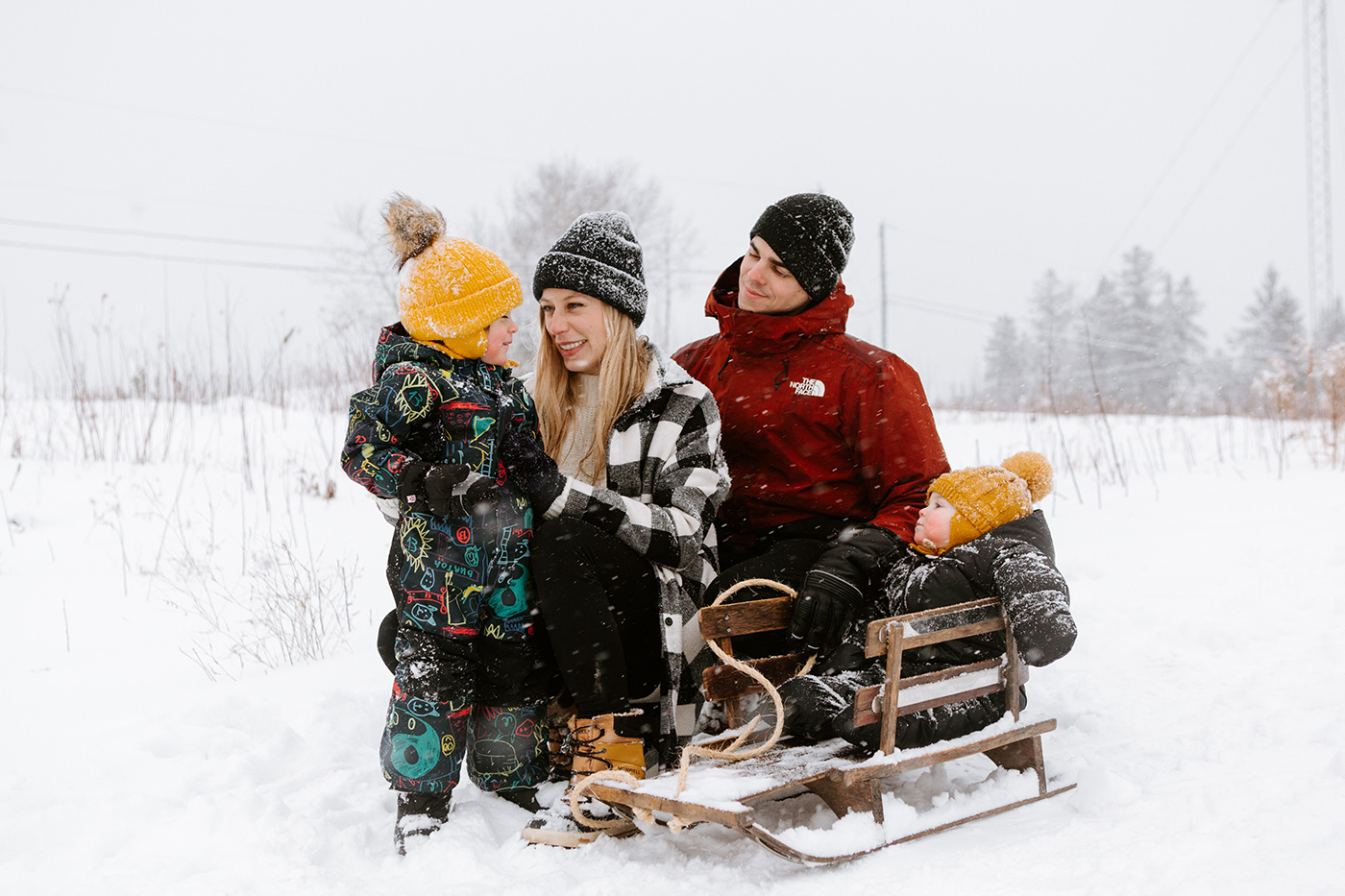 Winter family session. Family photos in the snow. Family session with toddlers. Séance familiale en hiver à Montréal. Photographe de famille à Montréal. Montreal family photographer.