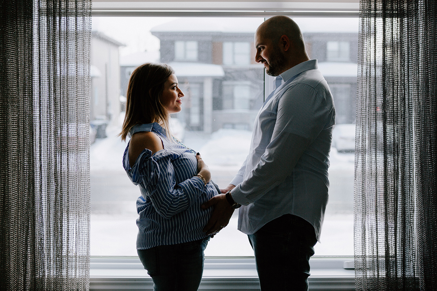 In-home maternity session with toddler. Lifestyle family session with toddler. Maternity photos in bedroom. Middle Eastern family photos. Séance photo de famille à Carignan. Photographe de famille en Montérégie. Family session in Carignan. Monteregie family photographer.