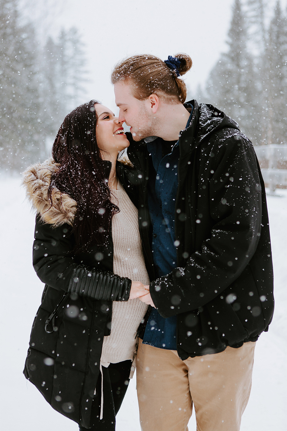 Winter maternity session. Maternity photos snowstorm. Winter maternity photos. Séance maternité dans la neige. Photos de maternité en hiver à Montréal. Montreal maternity photographer. Montreal winter maternity photos.