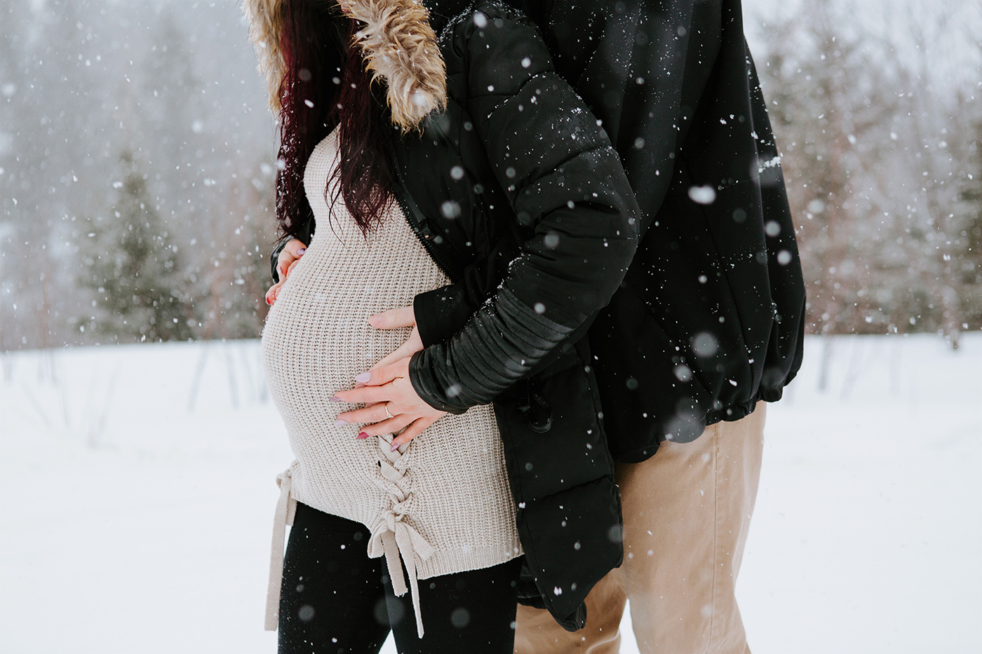 Winter maternity session. Maternity photos snowstorm. Winter maternity photos. Séance maternité dans la neige. Photos de maternité en hiver à Montréal. Montreal maternity photographer. Montreal winter maternity photos.