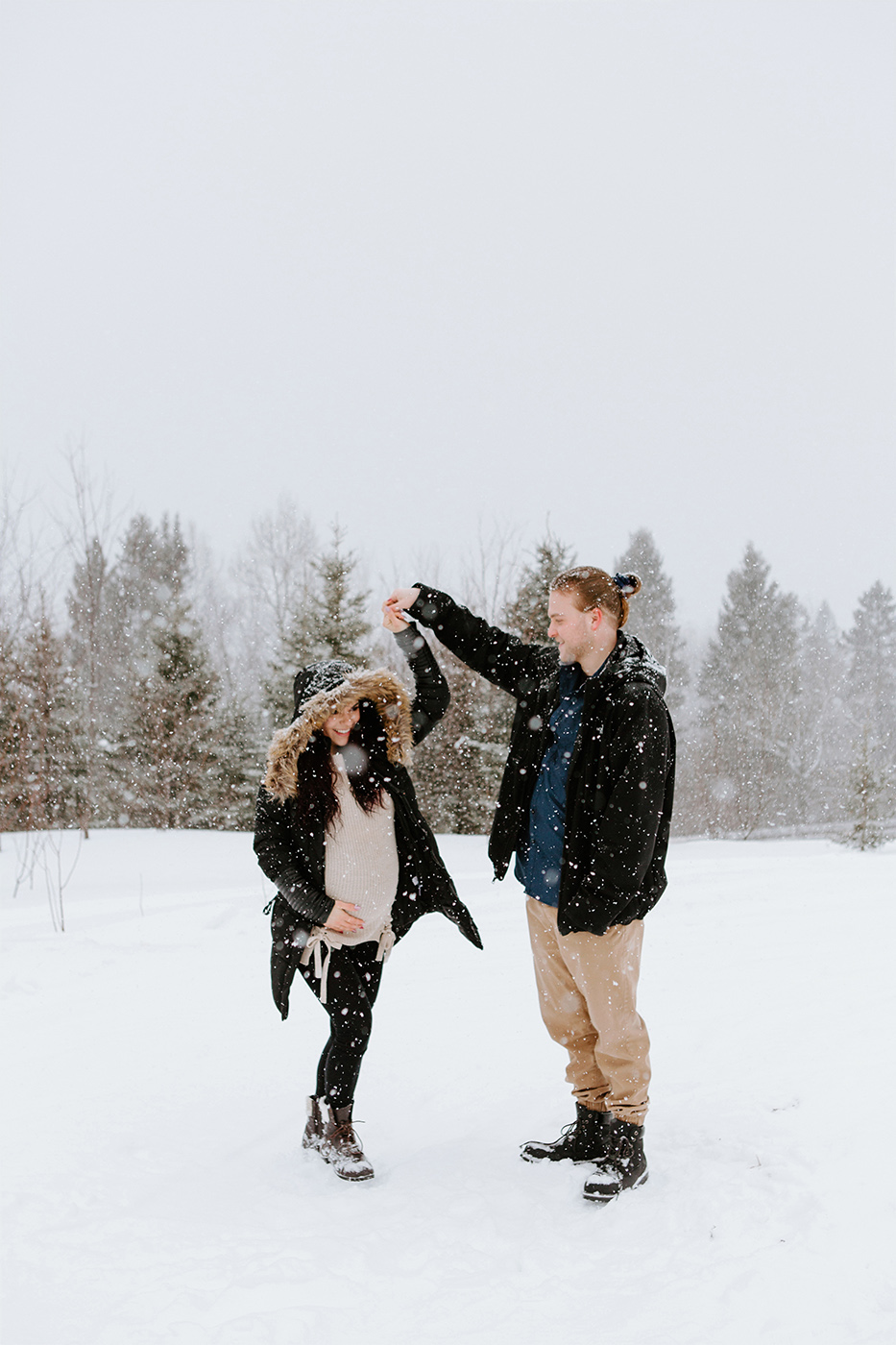 Winter maternity session. Maternity photos snowstorm. Winter maternity photos. Séance maternité dans la neige. Photos de maternité en hiver à Montréal. Montreal maternity photographer. Montreal winter maternity photos.