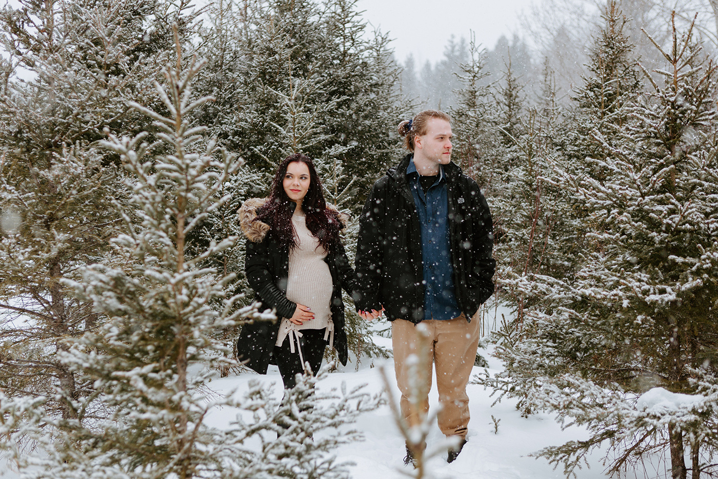 Winter maternity session. Maternity photos snowstorm. Winter maternity photos. Séance maternité dans la neige. Photos de maternité en hiver à Montréal. Montreal maternity photographer. Montreal winter maternity photos.