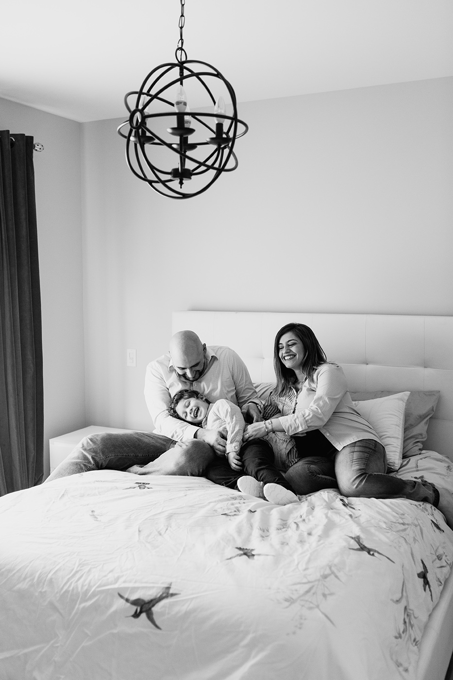 In-home maternity session with toddler. Lifestyle family session with toddler. Maternity photos in bedroom. Middle Eastern family photos. Séance photo de famille à Carignan. Photographe de famille en Montérégie. Family session in Carignan. Monteregie family photographer.