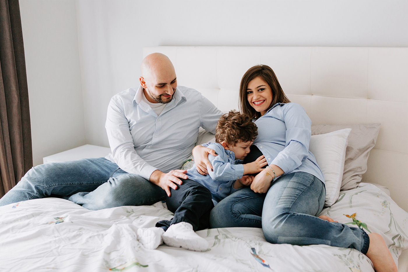 In-home maternity session with toddler. Lifestyle family session with toddler. Maternity photos in bedroom. Middle Eastern family photos. Séance photo de famille à Carignan. Photographe de famille en Montérégie. Family session in Carignan. Monteregie family photographer.