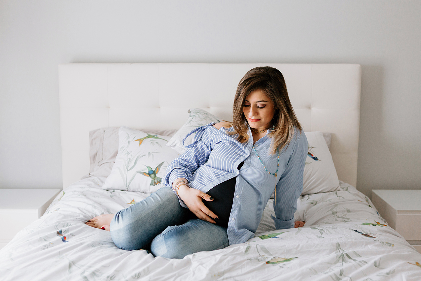 In-home maternity session with toddler. Lifestyle family session with toddler. Maternity photos in bedroom. Middle Eastern family photos. Séance photo de famille à Carignan. Photographe de famille en Montérégie. Family session in Carignan. Monteregie family photographer.