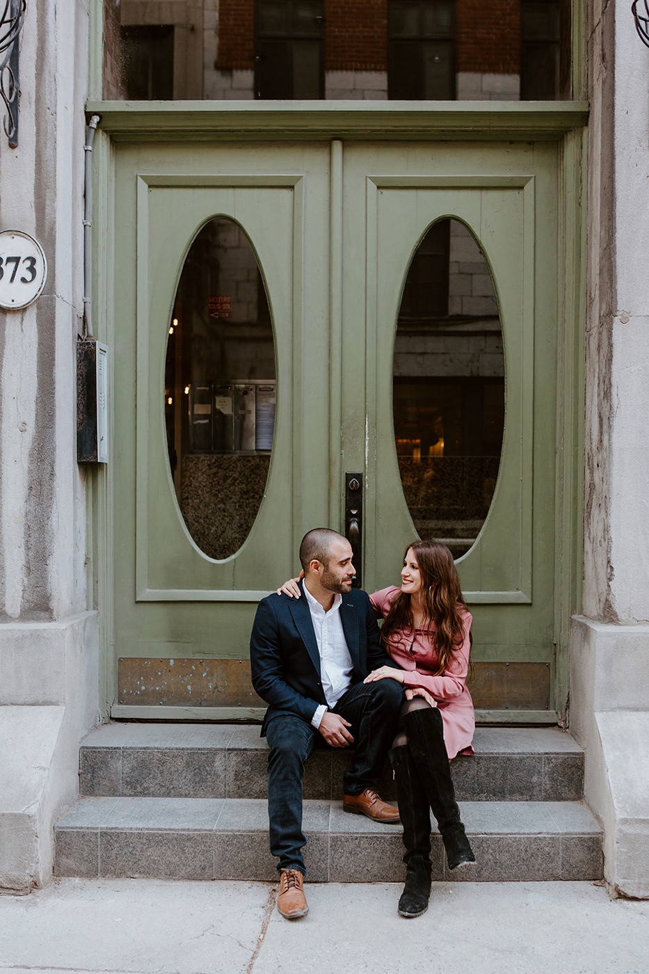 Photographe de fiançailles à Montréal. Photographe de couple à Montréal. Montreal engagement photographer. Montreal couple photographer. Séance photo de fiançailles dans le Vieux-Montréal. Old Montreal engagement session.