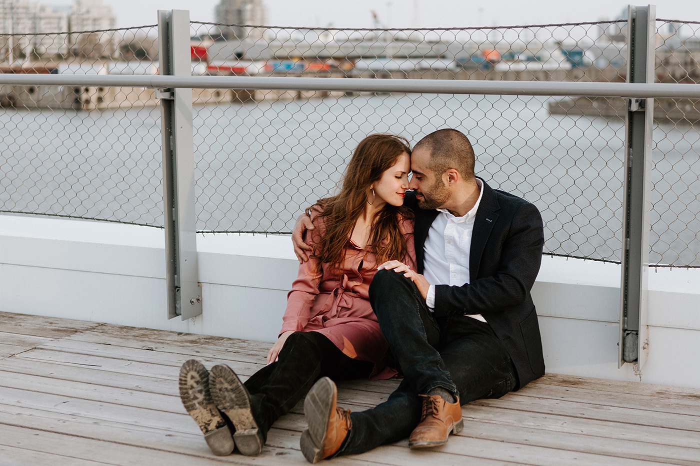 Photographe de fiançailles à Montréal. Photographe de couple à Montréal. Montreal engagement photographer. Montreal couple photographer. Séance photo de fiançailles dans le Vieux-Montréal. Old Montreal engagement session.