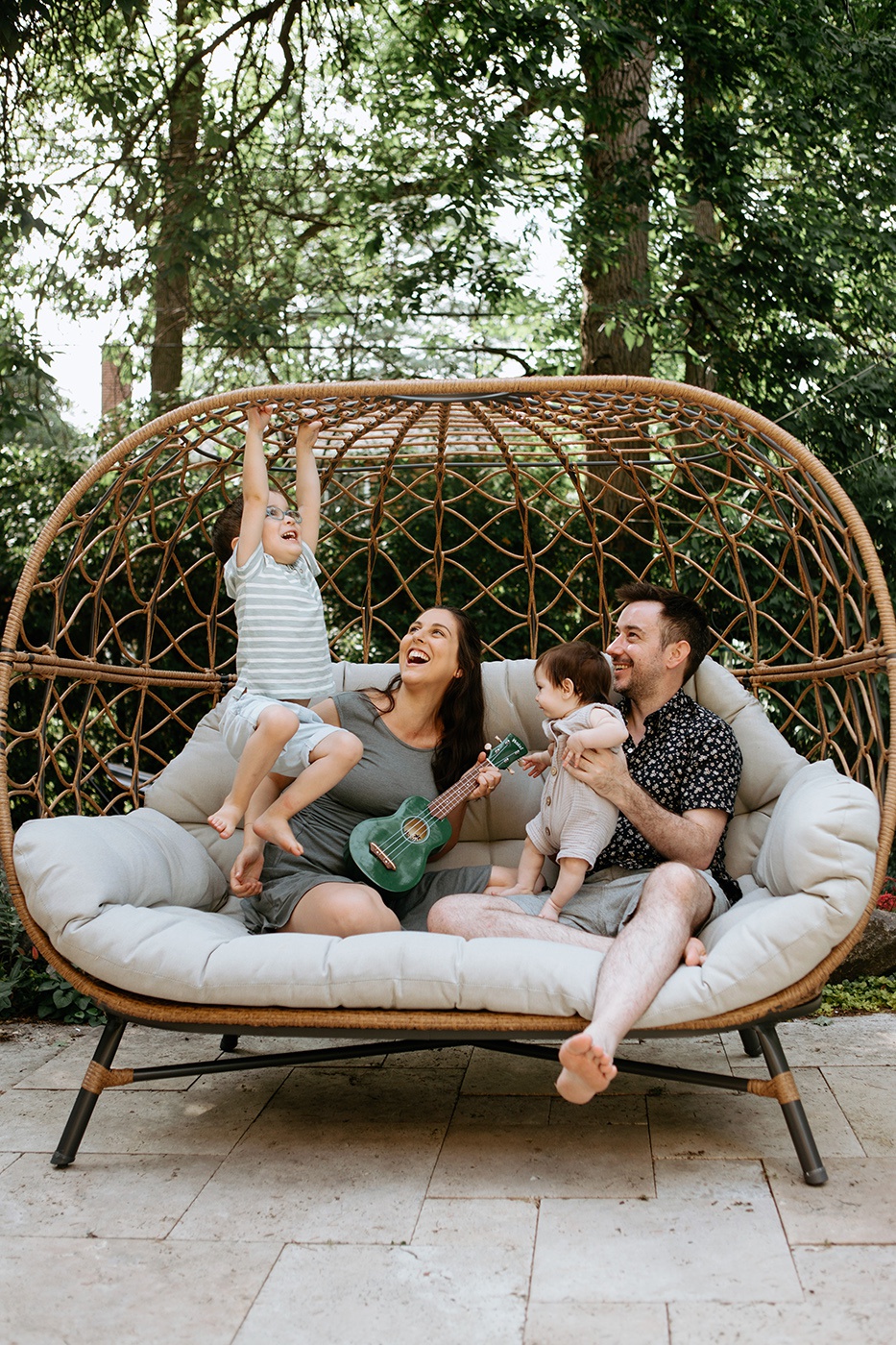 In-home family session. Lifestyle family photos. Front step family photos. Porch family photos. Family photos with two boys. Photographe de famille à Mont-Royal. Town of Mount Royal family photographer