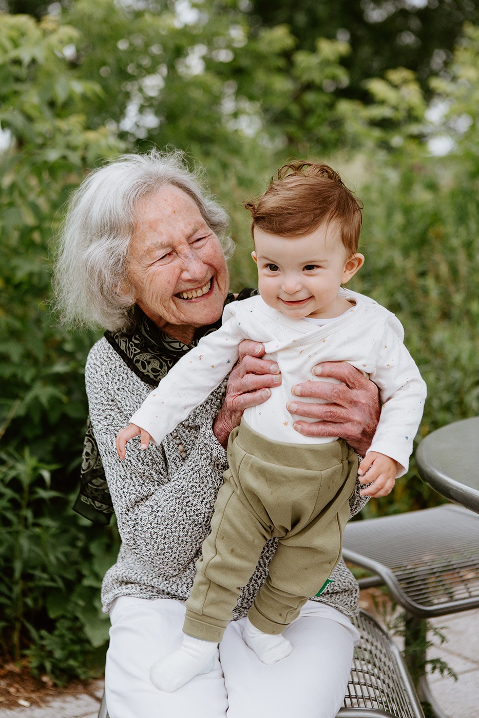 Intergenerational family photos. Four generations family photos. Family photos with grandparents. Family photos with great grandmother, grandmother, mother and baby. Séance photo intergénérationnelle à Montréal. Montreal intergenerational family session. Photos avec grand-parents. Maison Nivard-de-Saint-Dizier. Berges de Verdun.