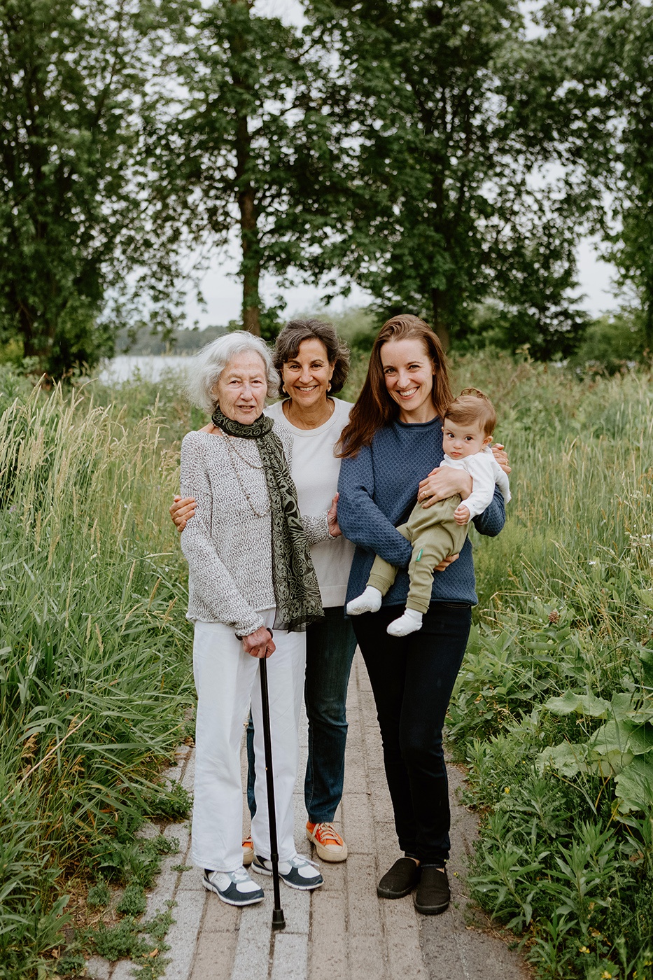 Intergenerational family photos. Four generations family photos. Family photos with grandparents. Family photos with great grandmother, grandmother, mother and baby. Séance photo intergénérationnelle à Montréal. Montreal intergenerational family session. Photos avec grand-parents. Maison Nivard-de-Saint-Dizier. Berges de Verdun.