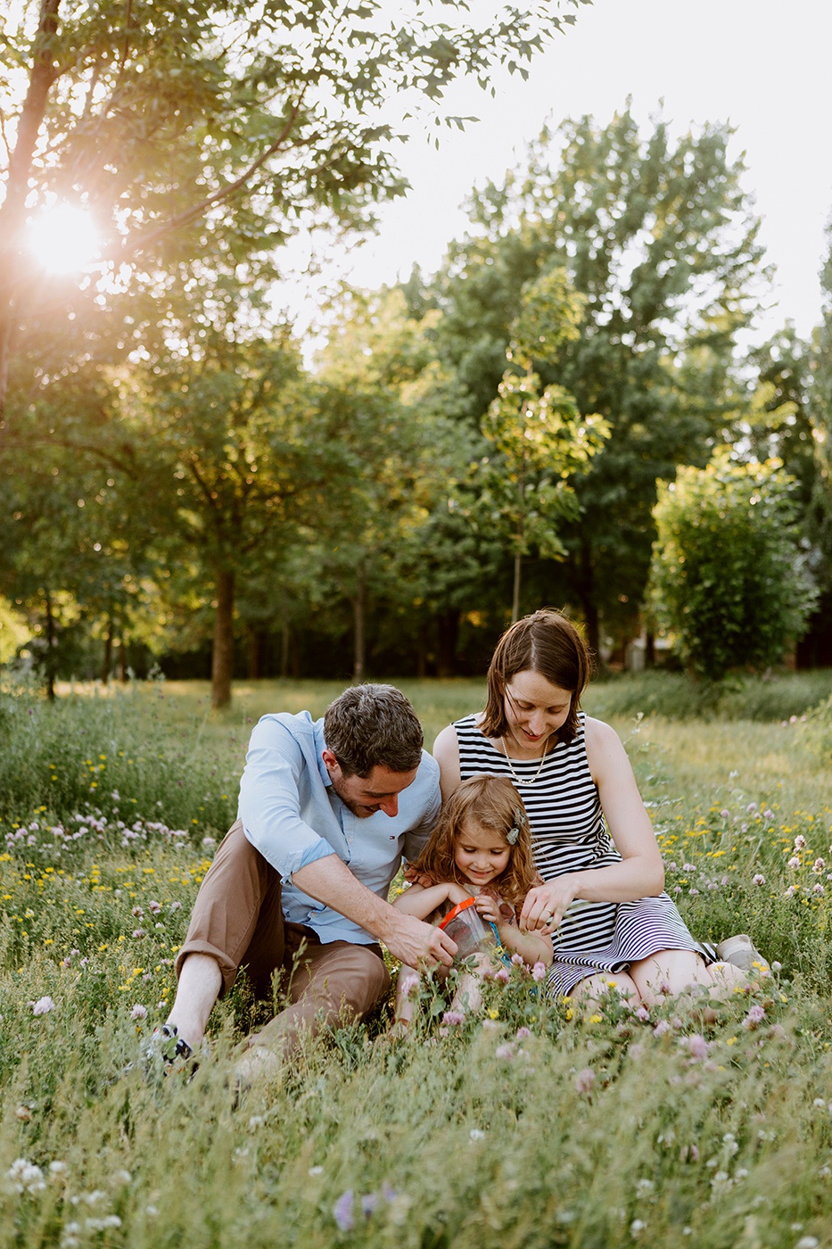 Summer family photos. Golden hour family session. Family photos with toddler girl. Photos de famille à Tétreaultville. Parc de la Promenade Bellerive. Photographe de famille à Montréal. Montreal family photographer.