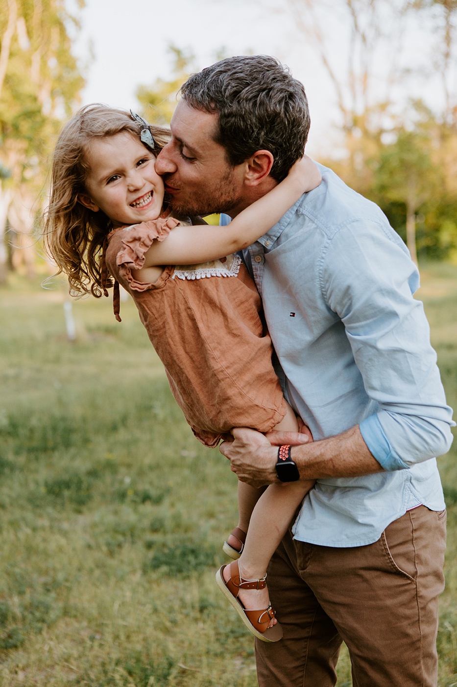 Summer family photos. Golden hour family session. Family photos with toddler girl. Photos de famille à Tétreaultville. Parc de la Promenade Bellerive. Photographe de famille à Montréal. Montreal family photographer.