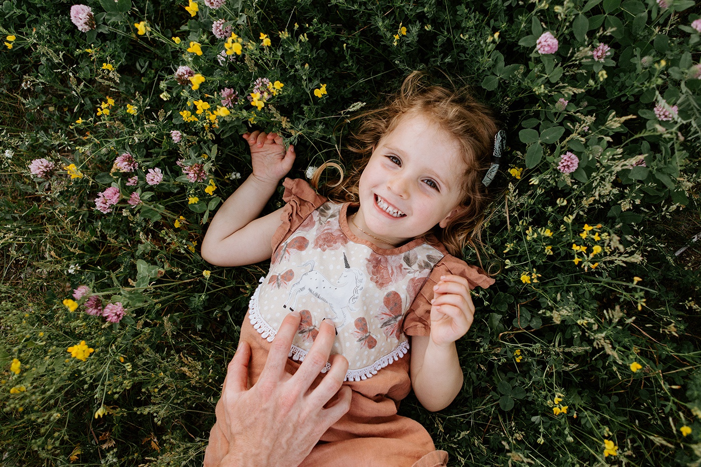 Summer family photos. Golden hour family session. Family photos with toddler girl. Photos de famille à Tétreaultville. Parc de la Promenade Bellerive. Photographe de famille à Montréal. Montreal family photographer.