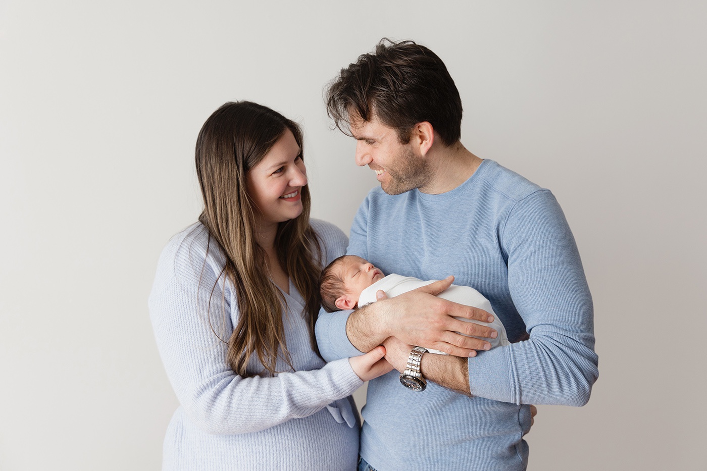 Photographe de nouveau-né en studio à Montréal. Séance nouveau-né à Montréal. Photographe bébé Montréal. Montreal in-studio newborn photographer. Montreal newborn session. Montreal baby photos.