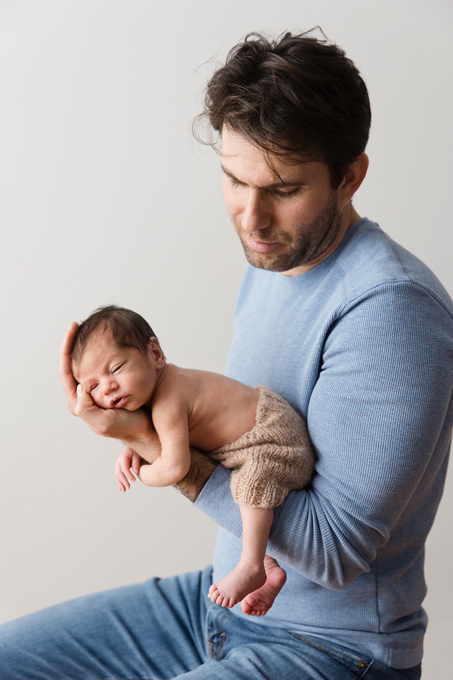 Photographe de nouveau-né en studio à Montréal. Séance nouveau-né à Montréal. Photographe bébé Montréal. Montreal in-studio newborn photographer. Montreal newborn session. Montreal baby photos.