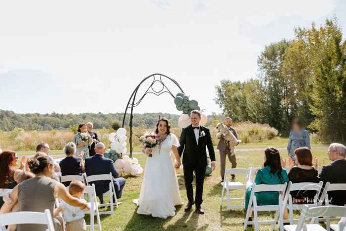 Intimate outdoor wedding ceremony. Wedding ballon arch. Brunch de mariage intime en Montérégie. Mariage Mouton Village. Photographe de mariage à Montréal. Intimate brunch wedding in Monteregie. Mouton Village wedding. Montreal wedding photographer.