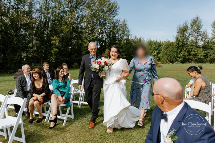 Intimate outdoor wedding ceremony. Wedding ballon arch. Brunch de mariage intime en Montérégie. Mariage Mouton Village. Photographe de mariage à Montréal. Intimate brunch wedding in Monteregie. Mouton Village wedding. Montreal wedding photographer.