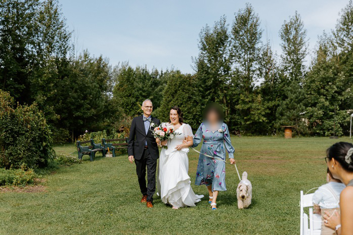 Intimate outdoor wedding ceremony. Wedding ballon arch. Brunch de mariage intime en Montérégie. Mariage Mouton Village. Photographe de mariage à Montréal. Intimate brunch wedding in Monteregie. Mouton Village wedding. Montreal wedding photographer.