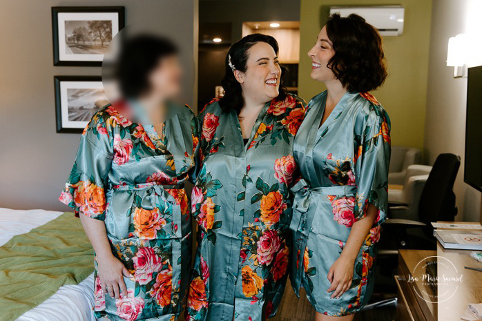 Bride getting ready with family in hotel room. Hôtel Rive-Gauche Beloeil. Brunch de mariage intime en Montérégie. Mariage Mouton Village. Photographe de mariage à Montréal. Intimate brunch wedding in Monteregie. Mouton Village wedding. Montreal wedding photographer.