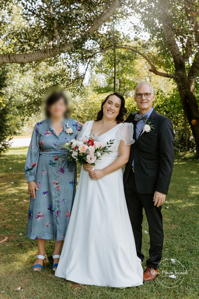 Open shade wedding family photos. Harsh light wedding photos. Brunch de mariage intime en Montérégie. Mariage Mouton Village. Photographe de mariage à Montréal. Intimate brunch wedding in Monteregie. Mouton Village wedding. Montreal wedding photographer.