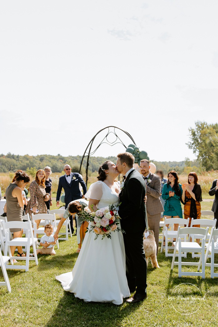 Intimate outdoor wedding ceremony. Wedding ballon arch. Brunch de mariage intime en Montérégie. Mariage Mouton Village. Photographe de mariage à Montréal. Intimate brunch wedding in Monteregie. Mouton Village wedding. Montreal wedding photographer.