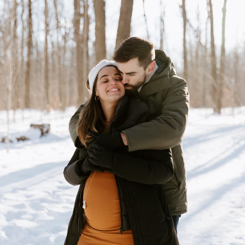 Winter maternity photos. Snowy maternity photos. Forest winter maternity photos. Séance maternité dans la neige à Montréal. Photographe maternité Montréal. Montreal snowy maternity photos. Montreal maternity photographer.