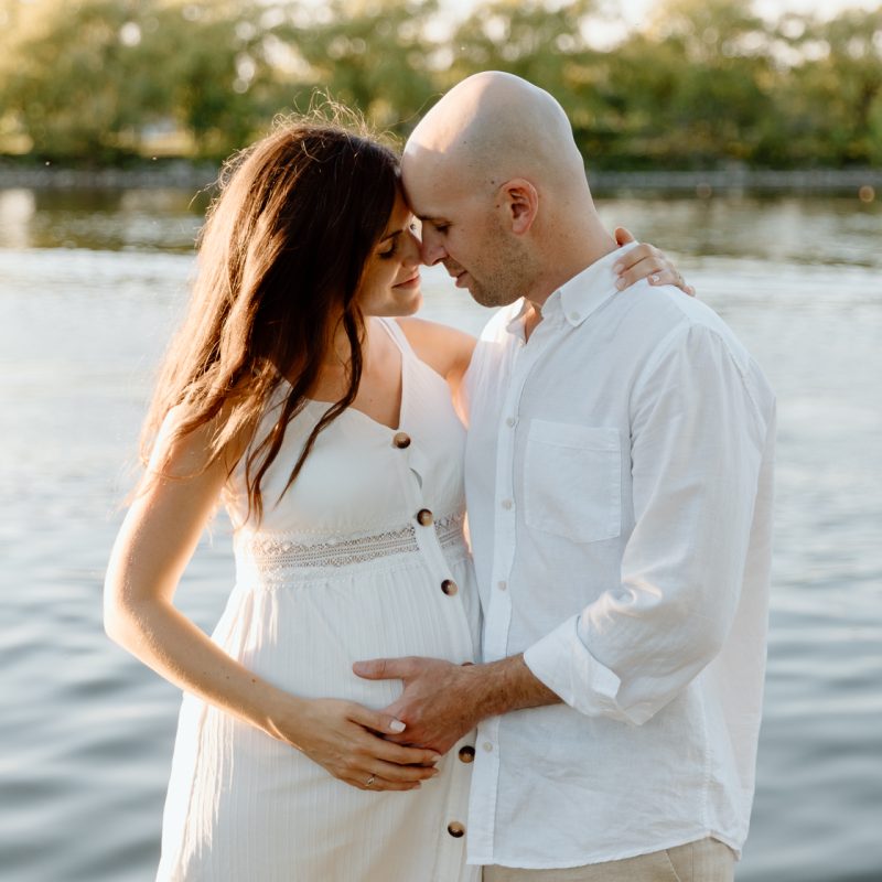 Waterfront maternity photos. River maternity photos. Lake maternity photos. Golden hour maternity photos. Romantic maternity photos. Photographe à Lachine. Lachine photographer. Séance photo au parc René-Lévesque. Photos de maternité à Lachine.