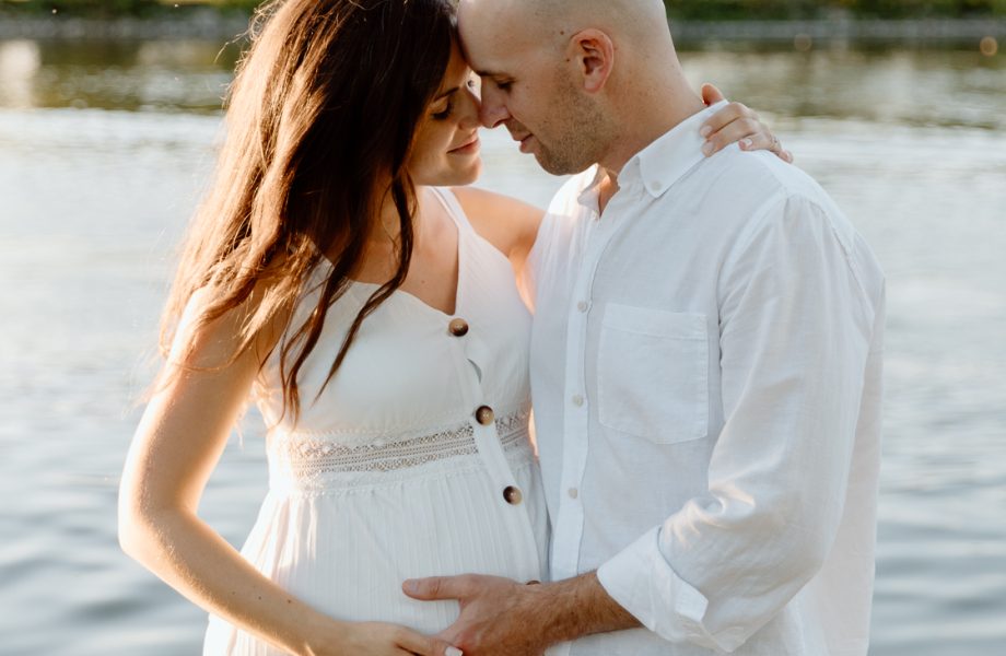 Waterfront maternity photos. River maternity photos. Lake maternity photos. Golden hour maternity photos. Romantic maternity photos. Photographe à Lachine. Lachine photographer. Séance photo au parc René-Lévesque. Photos de maternité à Lachine.