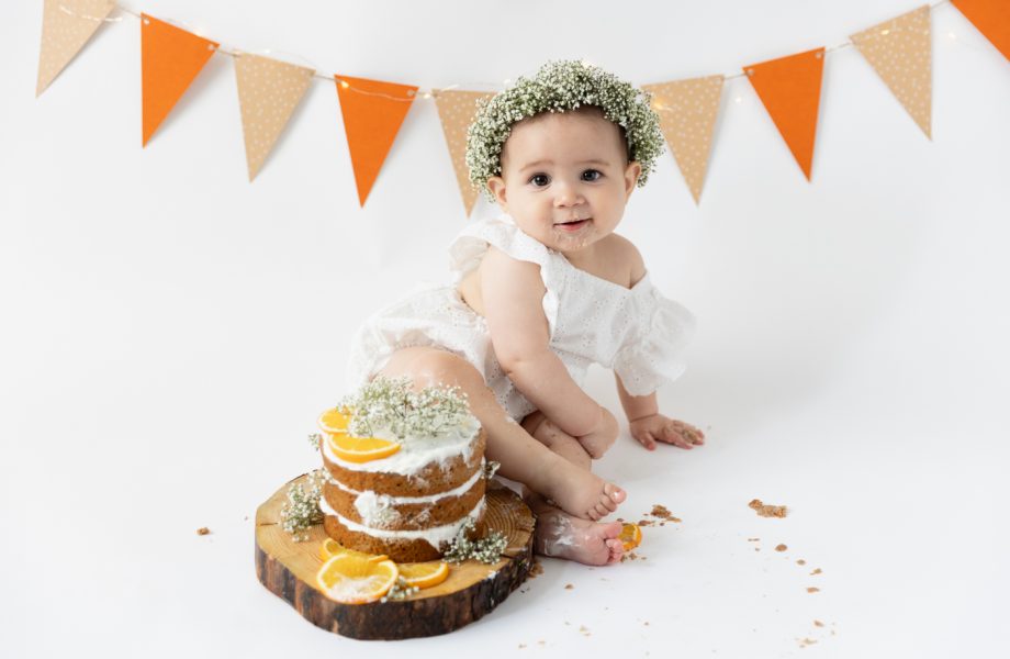 Citrus Smash the Cake session. Simple Smash the Cake ideas. Minimalist Smash the Cake photos. Séance Cake Smash avec agrumes. Photographe Smash the Cake à Montréal. Montreal Smash the Cake photographer.