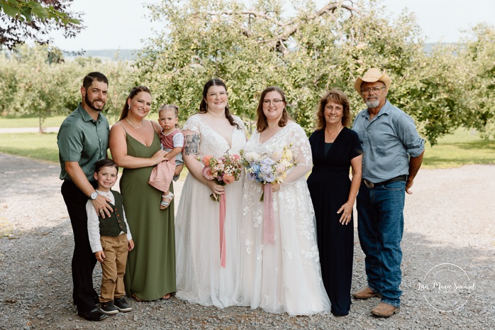 Same sex wedding photos. Lesbian wedding photos. Two brides wedding photos. Orchard wedding family photos. Mariage au Verger Jude-Pomme. Photographe mariage LGBTQ+ à Montréal. Montreal LGBTQ+ wedding photographer.