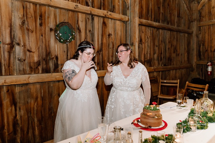 Brides cutting cake. Same sex wedding photos. Lesbian wedding photos. Two brides wedding photos. Mariage au Verger Jude-Pomme. Photographe mariage LGBTQ+ à Montréal. Montreal LGBTQ+ wedding photographer. 