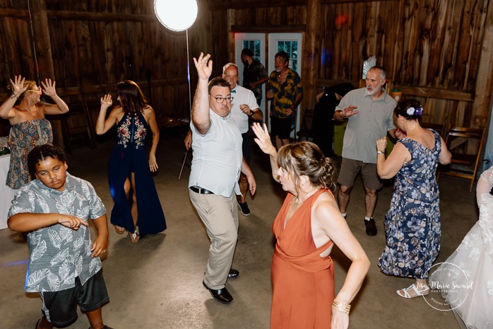 Barn wedding photos. Same sex wedding photos. Lesbian wedding photos. Two brides wedding photos. Mariage au Verger Jude-Pomme. Photographe mariage LGBTQ+ à Montréal. Montreal LGBTQ+ wedding photographer. 