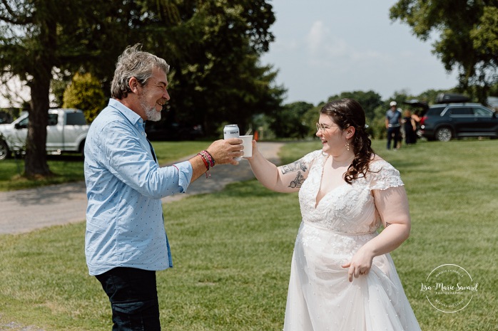 Same sex wedding photos. Lesbian wedding photos. Two brides wedding photos. Orchard wedding photos. Mariage au Verger Jude-Pomme. Photographe mariage LGBTQ+ à Montréal. Montreal LGBTQ+ wedding photographer. 