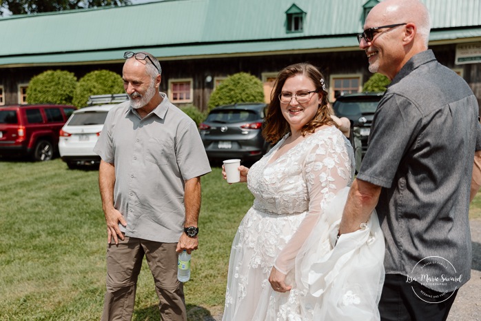 Same sex wedding photos. Lesbian wedding photos. Two brides wedding photos. Orchard wedding photos. Mariage au Verger Jude-Pomme. Photographe mariage LGBTQ+ à Montréal. Montreal LGBTQ+ wedding photographer. 