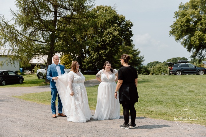 Same sex wedding photos. Lesbian wedding photos. Two brides wedding photos. Orchard wedding photos. Mariage au Verger Jude-Pomme. Photographe mariage LGBTQ+ à Montréal. Montreal LGBTQ+ wedding photographer. 