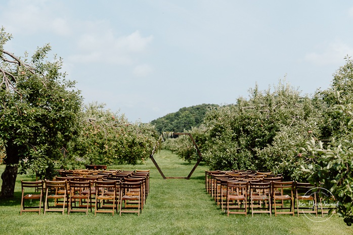 Same sex wedding photos. Lesbian wedding photos. Two brides wedding photos. Orchard wedding photos. Mariage au Verger Jude-Pomme. Photographe mariage LGBTQ+ à Montréal. Montreal LGBTQ+ wedding photographer. 