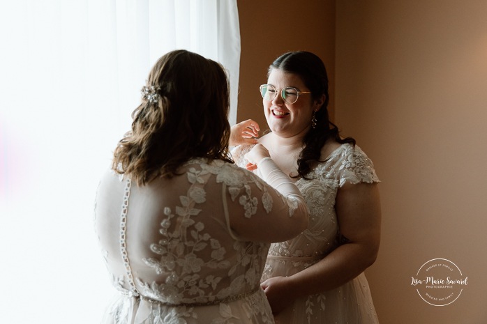 Same sex wedding photos. Lesbian wedding photos. Two brides wedding photos. Two brides getting ready together. Mariage au Verger Jude-Pomme. Photographe mariage LGBTQ+ à Montréal. Montreal LGBTQ+ wedding photographer. 