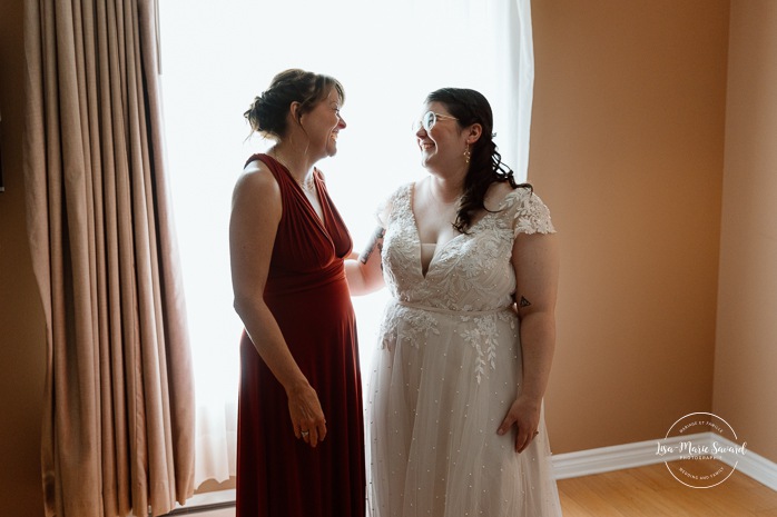 Same sex wedding photos. Lesbian wedding photos. Two brides wedding photos. Bride getting ready with mom. Mariage au Verger Jude-Pomme. Photographe mariage LGBTQ+ à Montréal. Montreal LGBTQ+ wedding photographer. 