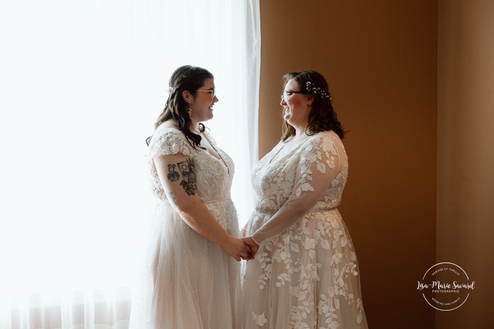 Same sex wedding photos. Lesbian wedding photos. Two brides wedding photos. Two brides getting ready together. Mariage au Verger Jude-Pomme. Photographe mariage LGBTQ+ à Montréal. Montreal LGBTQ+ wedding photographer. 