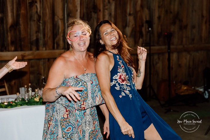 Barn wedding photos. Same sex wedding photos. Lesbian wedding photos. Two brides wedding photos. Mariage au Verger Jude-Pomme. Photographe mariage LGBTQ+ à Montréal. Montreal LGBTQ+ wedding photographer. 