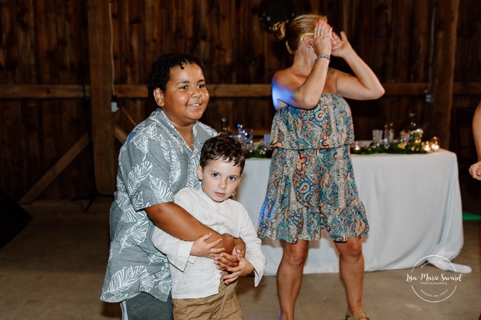 Barn wedding photos. Same sex wedding photos. Lesbian wedding photos. Two brides wedding photos. Mariage au Verger Jude-Pomme. Photographe mariage LGBTQ+ à Montréal. Montreal LGBTQ+ wedding photographer. 