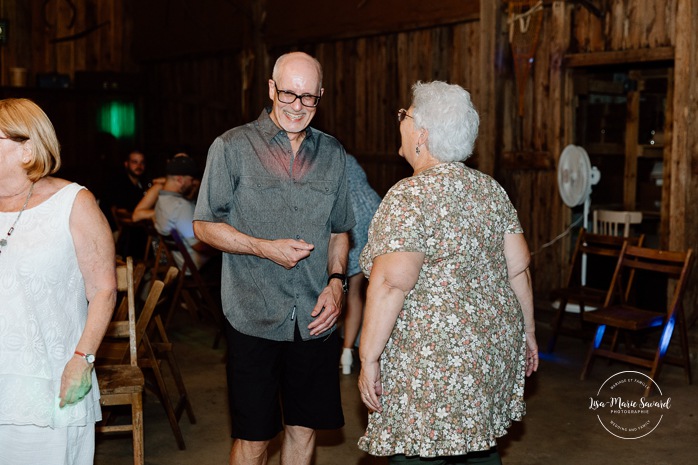 Barn wedding photos. Same sex wedding photos. Lesbian wedding photos. Two brides wedding photos. Mariage au Verger Jude-Pomme. Photographe mariage LGBTQ+ à Montréal. Montreal LGBTQ+ wedding photographer. 