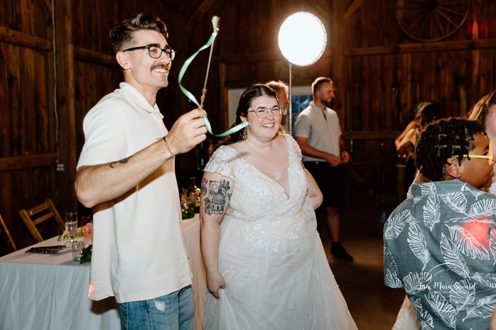 Barn wedding photos. Same sex wedding photos. Lesbian wedding photos. Two brides wedding photos. Mariage au Verger Jude-Pomme. Photographe mariage LGBTQ+ à Montréal. Montreal LGBTQ+ wedding photographer. 