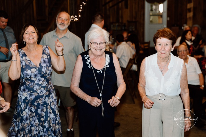 Barn wedding photos. Same sex wedding photos. Lesbian wedding photos. Two brides wedding photos. Mariage au Verger Jude-Pomme. Photographe mariage LGBTQ+ à Montréal. Montreal LGBTQ+ wedding photographer. 