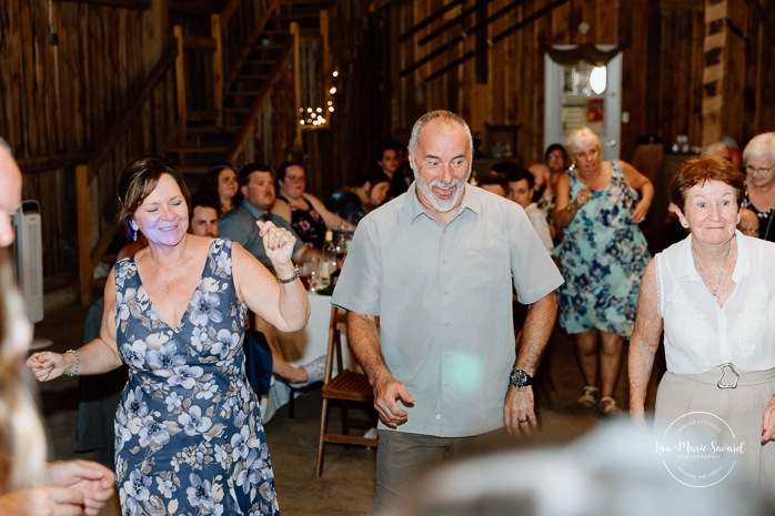 Barn wedding photos. Same sex wedding photos. Lesbian wedding photos. Two brides wedding photos. Mariage au Verger Jude-Pomme. Photographe mariage LGBTQ+ à Montréal. Montreal LGBTQ+ wedding photographer. 