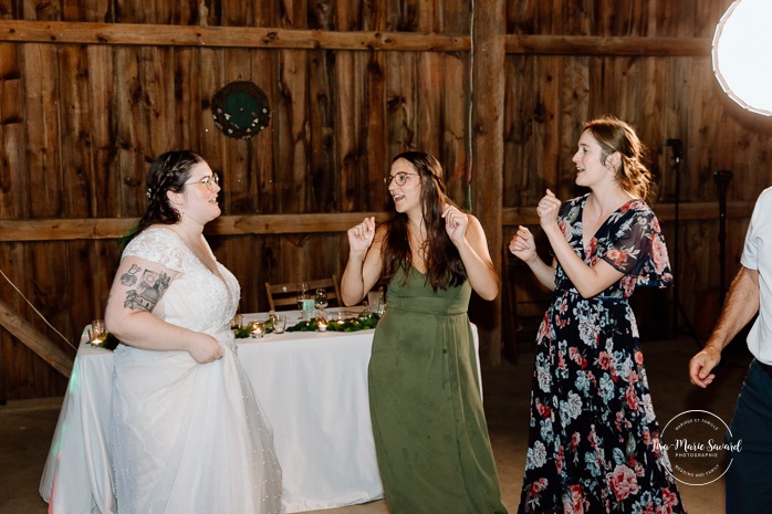 Barn wedding photos. Same sex wedding photos. Lesbian wedding photos. Two brides wedding photos. Mariage au Verger Jude-Pomme. Photographe mariage LGBTQ+ à Montréal. Montreal LGBTQ+ wedding photographer. 