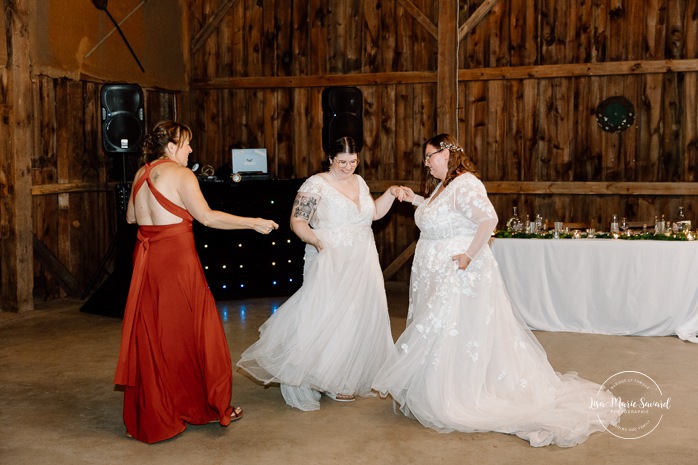 Barn wedding photos. Same sex wedding photos. Lesbian wedding photos. Two brides wedding photos. Mariage au Verger Jude-Pomme. Photographe mariage LGBTQ+ à Montréal. Montreal LGBTQ+ wedding photographer. 