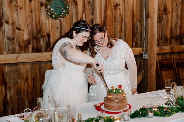 Brides cutting cake. Same sex wedding photos. Lesbian wedding photos. Two brides wedding photos. Mariage au Verger Jude-Pomme. Photographe mariage LGBTQ+ à Montréal. Montreal LGBTQ+ wedding photographer. 