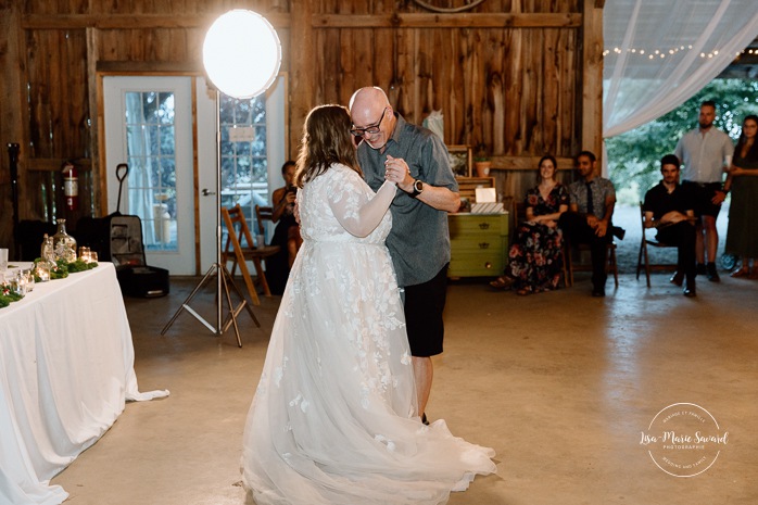 Barn wedding photos. Same sex wedding photos. Lesbian wedding photos. Two brides wedding photos. Mariage au Verger Jude-Pomme. Photographe mariage LGBTQ+ à Montréal. Montreal LGBTQ+ wedding photographer. 